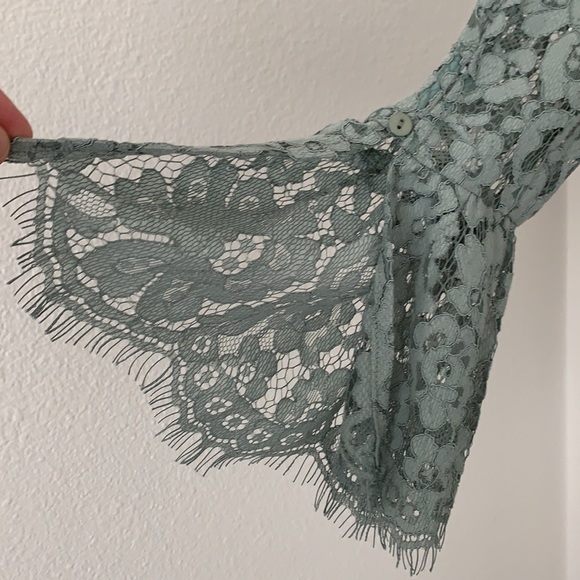 Romantic lined lace blouse. - Picture 3 of 7